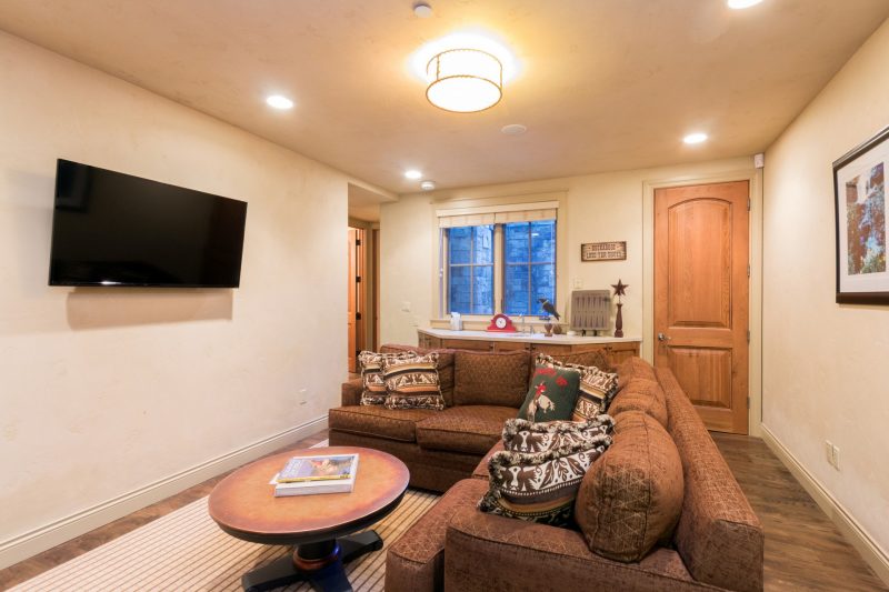 211 South Oak photo 15